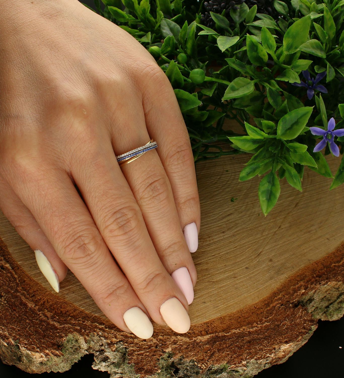 Złoty pierścionek 333 z pasmem niebieskich i białych cyrkonii PI 6071A 333. Złoty pierścionek zaręczynowy. Złoty pierścionek z cyrkoniami. Niebieska cyrkonia. Żółte złoto. Pierścionek idealny dla każdej kobiety. Piękny pierści (1).jpg